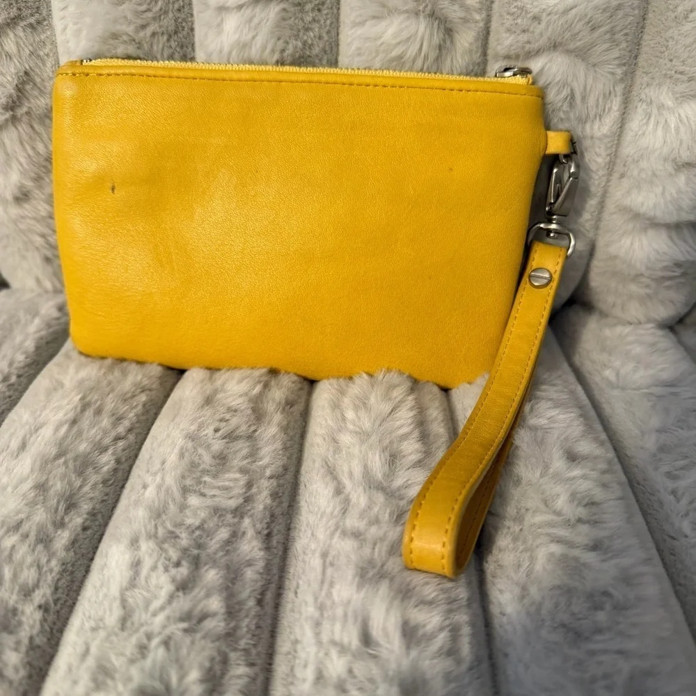 Kenneth Cole leather zip wristlet / wallet. - Picture 2 of 4